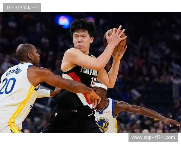 杨瀚森命中生涯第二记三分,替补席欢呼雀跃 杨瀚森命中生涯第二记三分,替补席欢呼雀跃