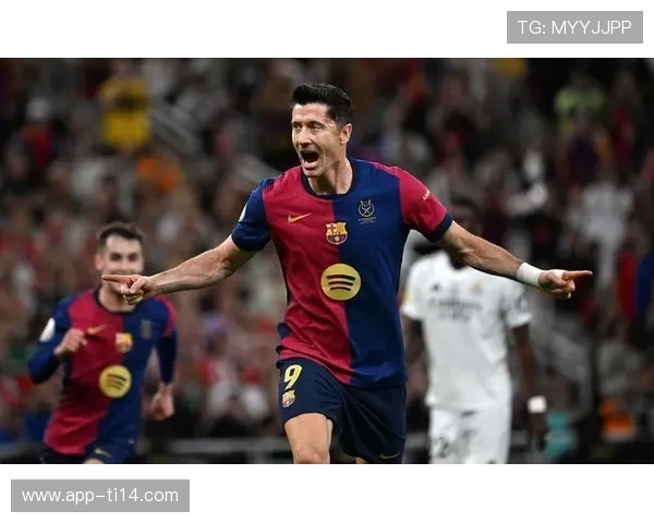 足球文化差异：莱万谈拜仁与巴萨年轻球员管理方式不同