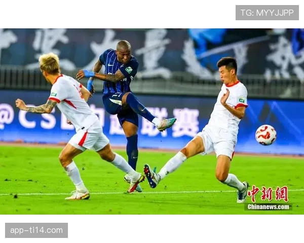 武汉三镇主场大胜青岛海牛，图多列梅开二度